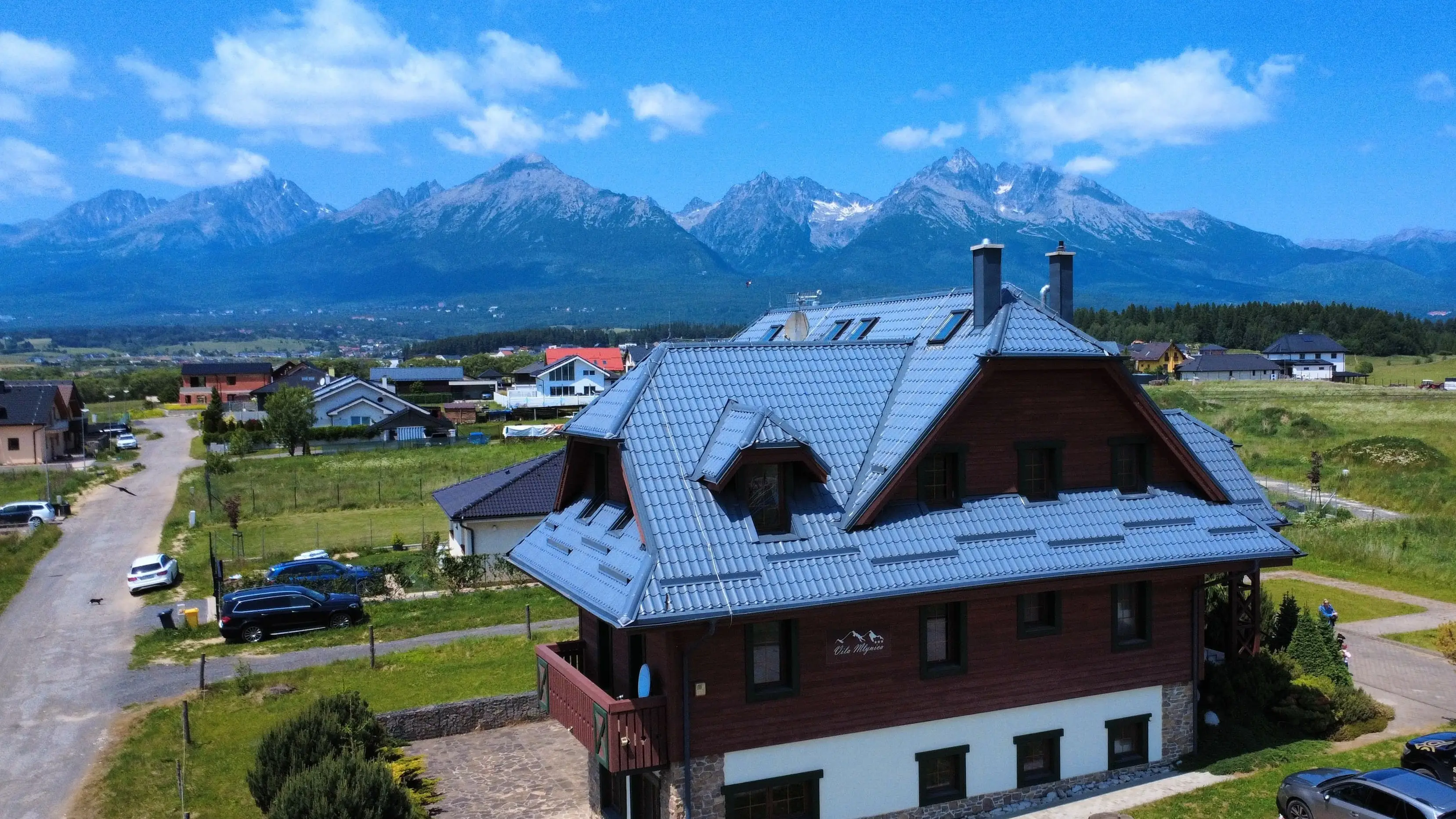 Letecký pohľad na vilu Araya Mlynica s panorámou Vysokých Tatier